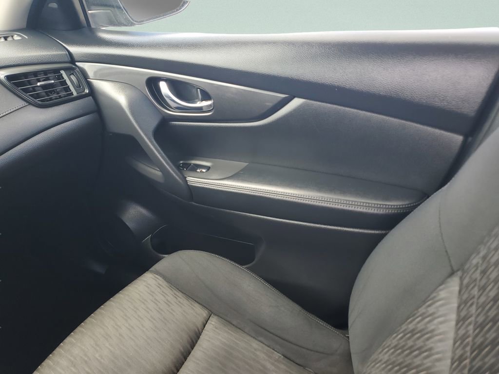 Used 2017 Nissan Rogue SV image 21