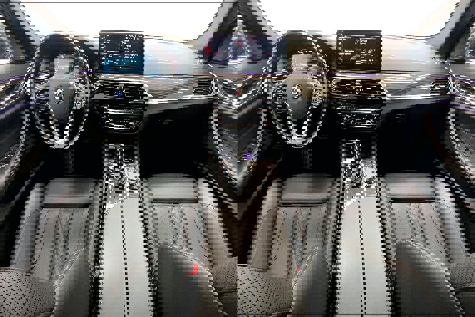 Used 2021 BMW 530e w/ Premium Package image 18