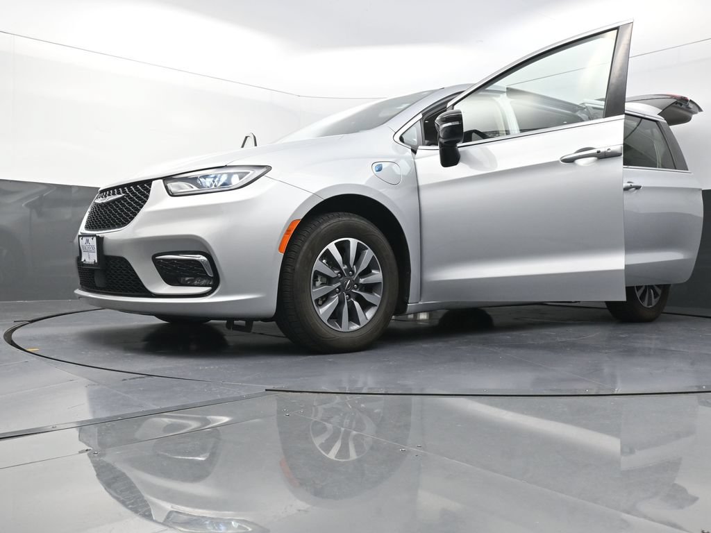 Used 2024 Chrysler Pacifica Limited FWD image 31