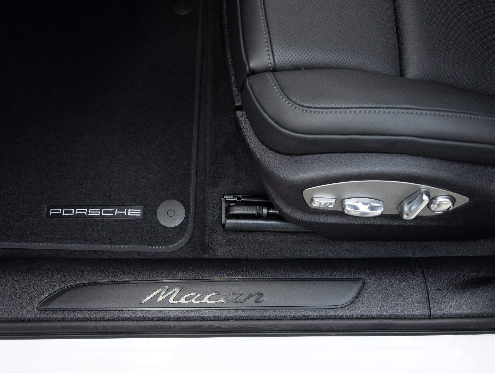 New 2026 Porsche Macan AWD/4WD image 21