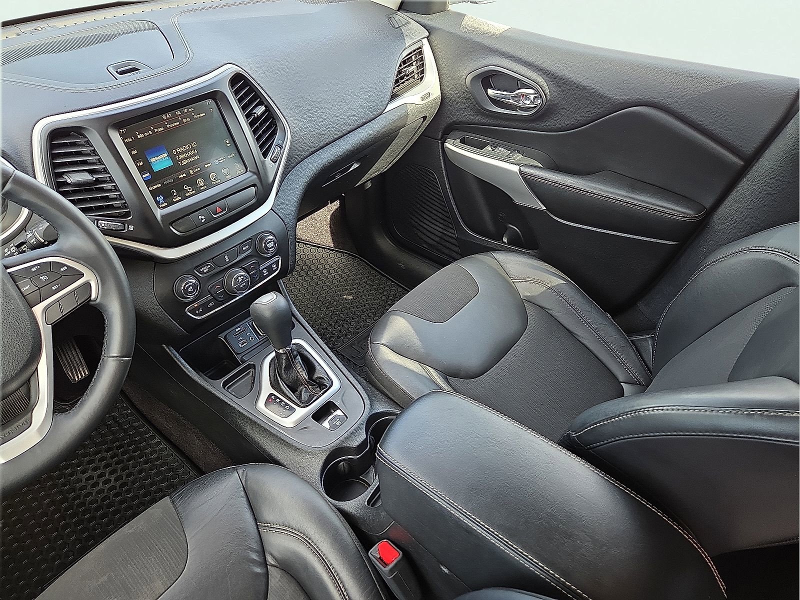 Used 2018 Jeep Cherokee Latitude Plus w/ Comfort/Convenience Group FWD image 12