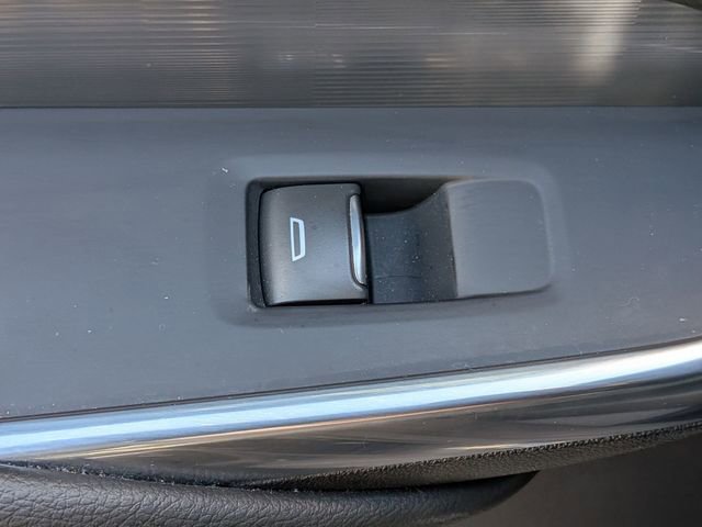 Used 2025 Cadillac XT4 Premium Luxury FWD image 29