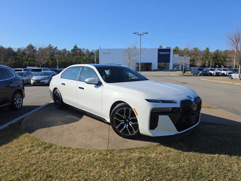Used 2025 BMW 740i xDrive AWD/4WD image 2