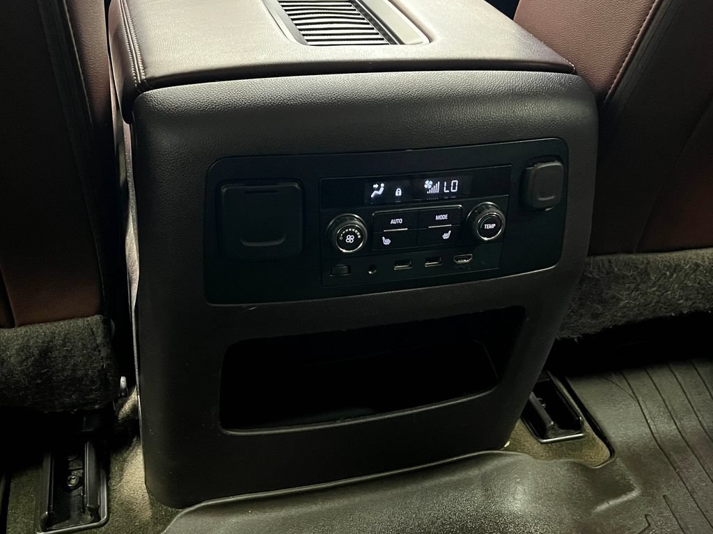 Used 2018 Chevrolet Suburban Premier AWD/4WD image 30