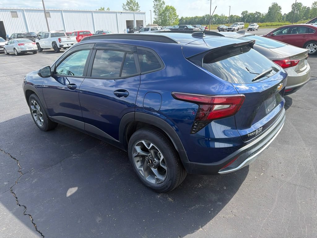 Used 2024 Chevrolet Trax LT w/ Driver Confidence Package FWD image 6