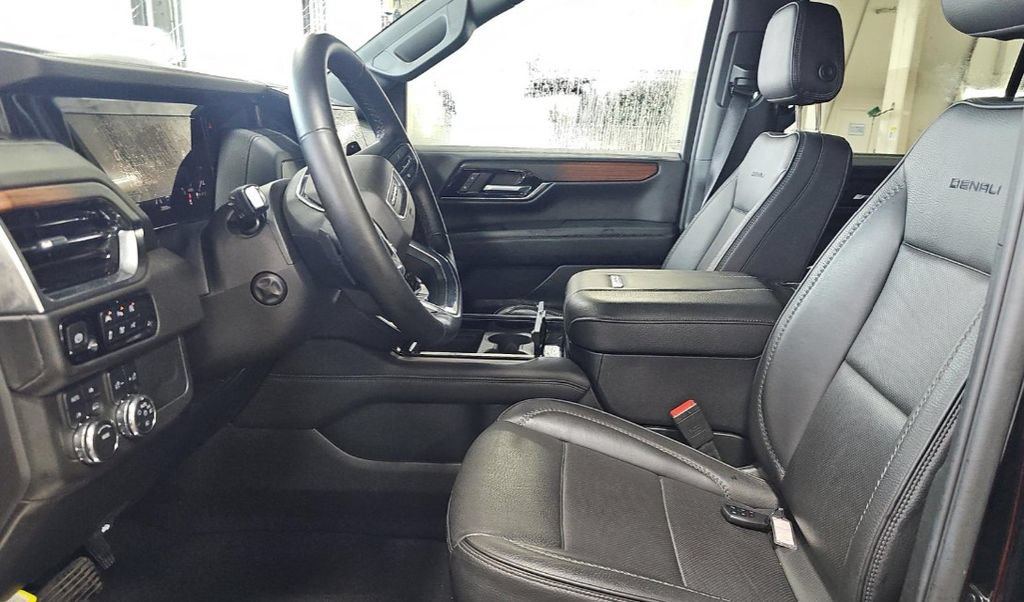 Used 2025 GMC Yukon Denali AWD/4WD image 6