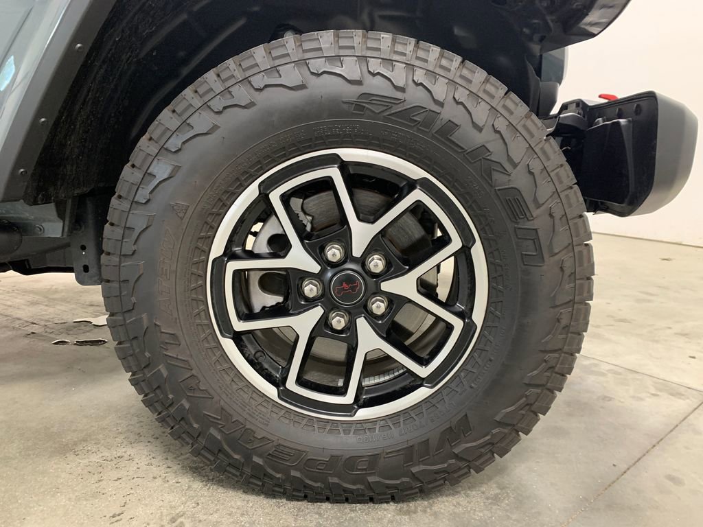 Used 2025 Jeep Gladiator Rubicon w/ Convenience Group AWD/4WD image 13