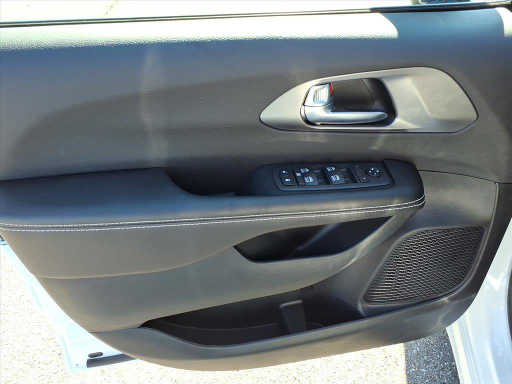 New 2026 Chrysler Voyager LX image 9