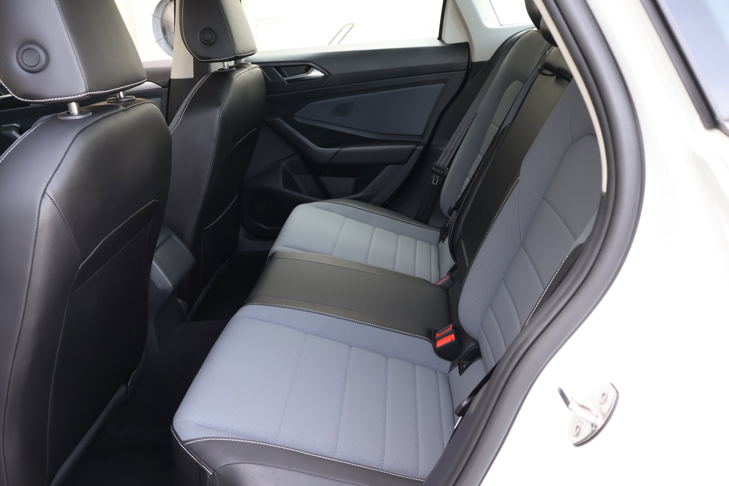 Used 2025 Volkswagen Jetta SE w/ Sunroof Package image 16