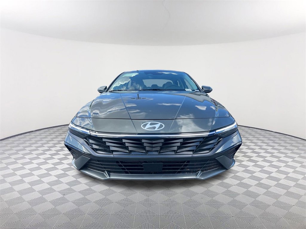 Used 2025 Hyundai Elantra Limited image 2