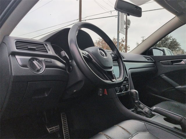 Used 2017 Volkswagen Passat 1.8T R-Line image 8