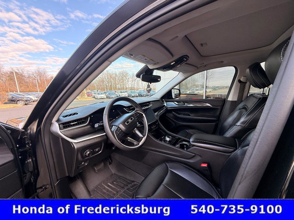 Used 2023 Jeep Grand Cherokee Laredo image 29