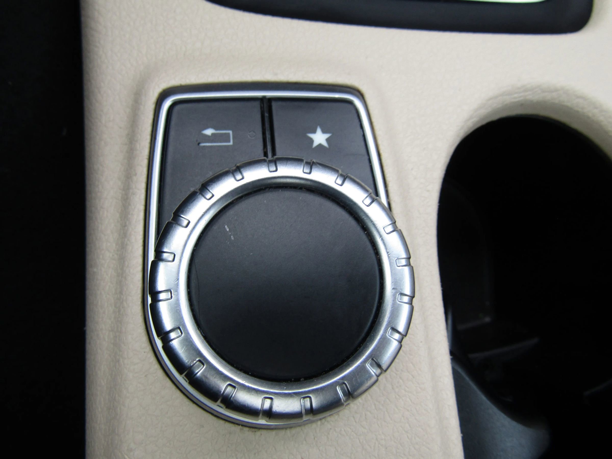 Used 2020 Mercedes-Benz GLA 250 4MATIC w/ Premium Package image 30