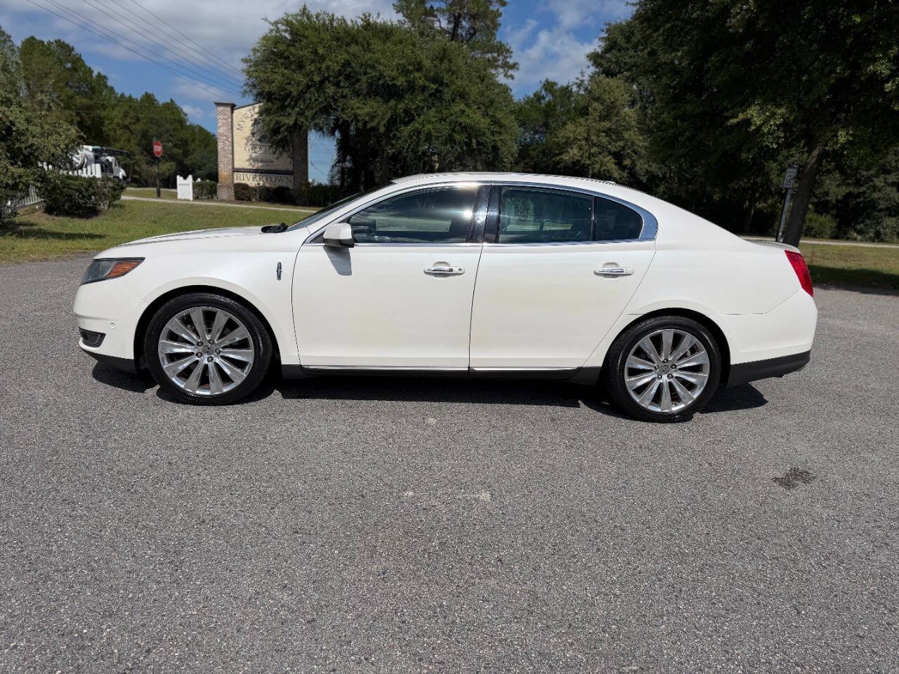 Used 2013 Lincoln MKS AWD image 3