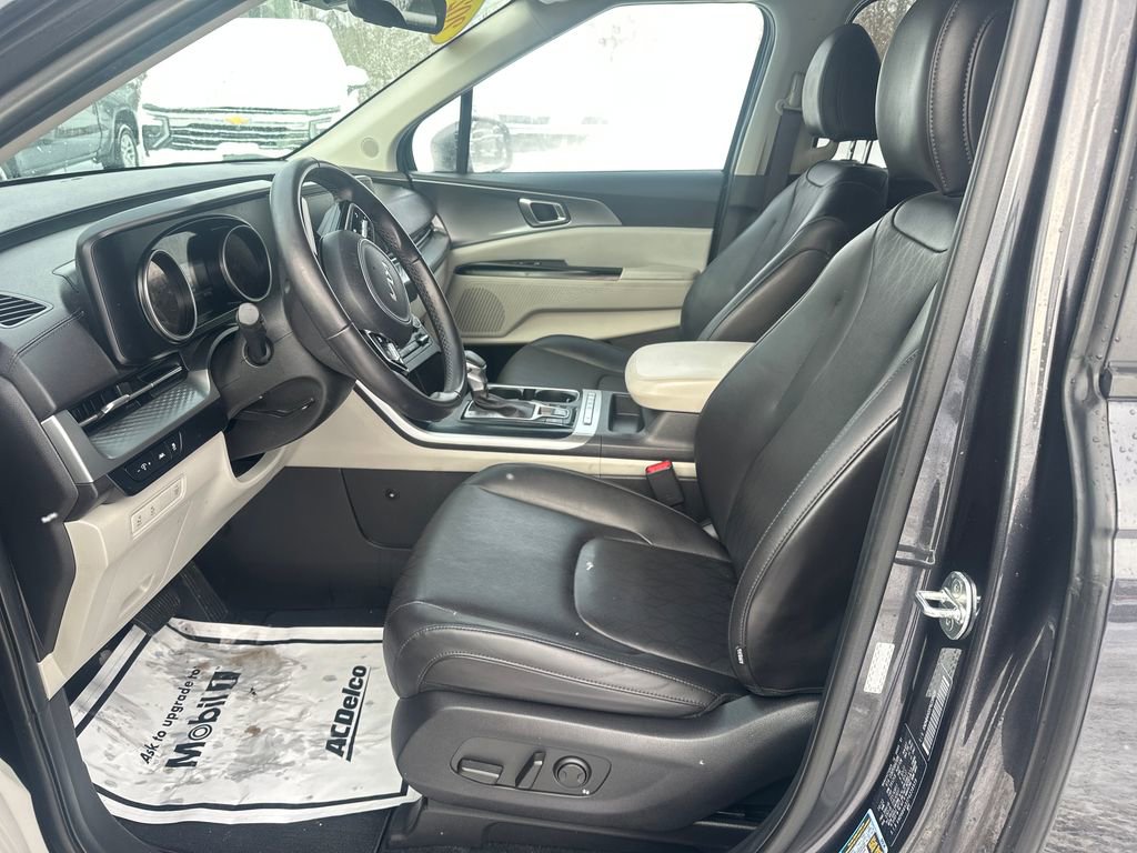 Used 2023 Kia Carnival LX image 9