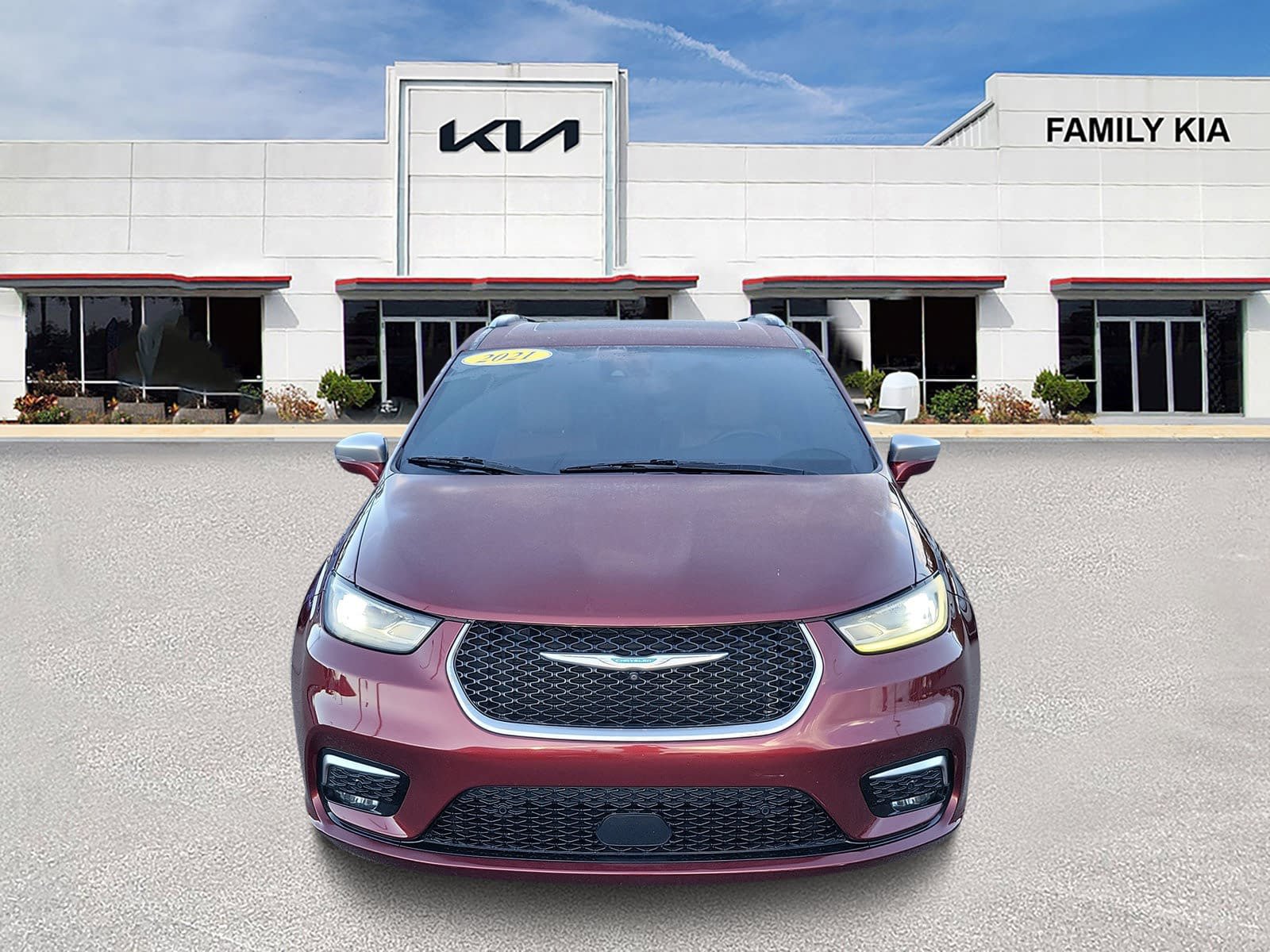 Used 2021 Chrysler Pacifica Pinnacle FWD image 2