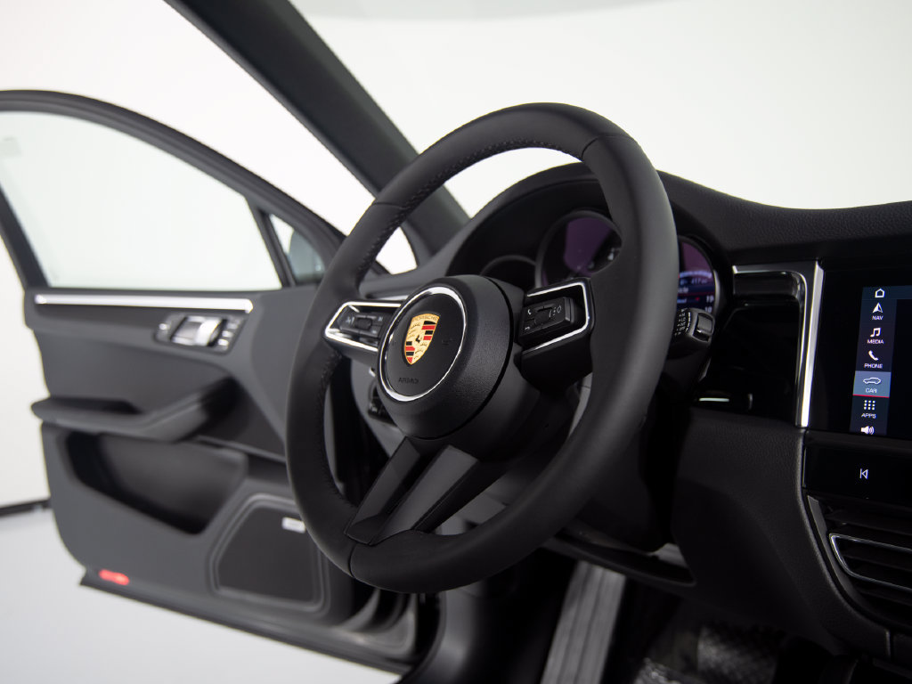 Certified 2026 Porsche Macan AWD/4WD image 33