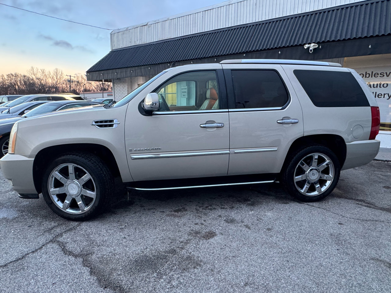 Used 2007 Cadillac Escalade AWD w/ Information Package image 4