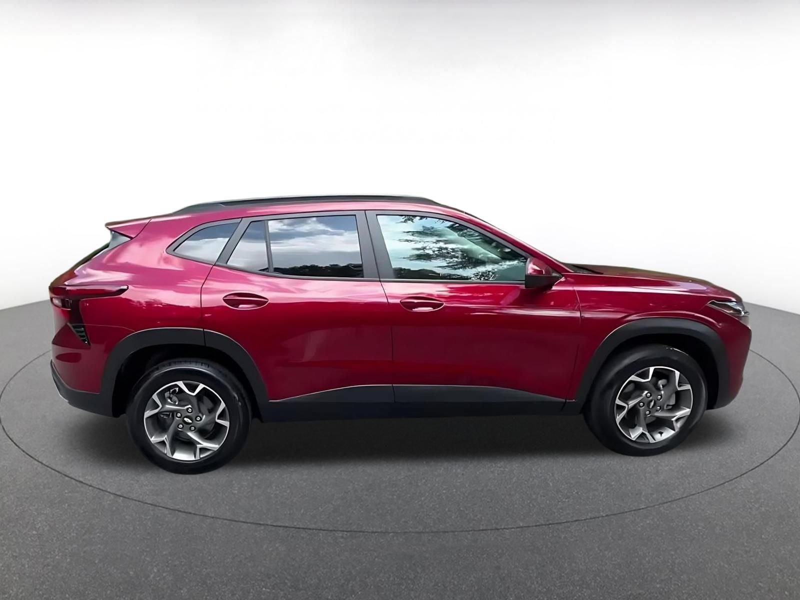 Used 2025 Chevrolet Trax LT w/ LT Convenience Package FWD image 13