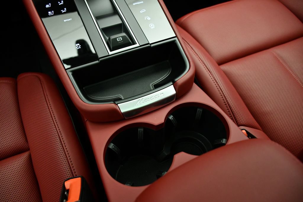 Certified 2026 Porsche Macan AWD/4WD image 34