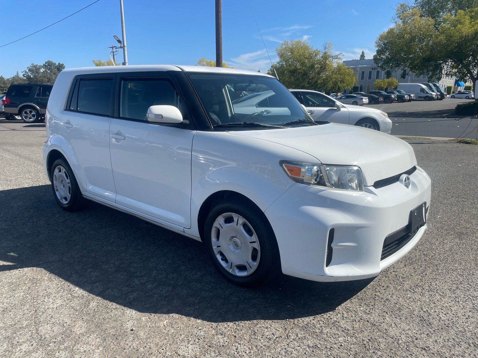 Used 2012 Scion xB FWD image 2