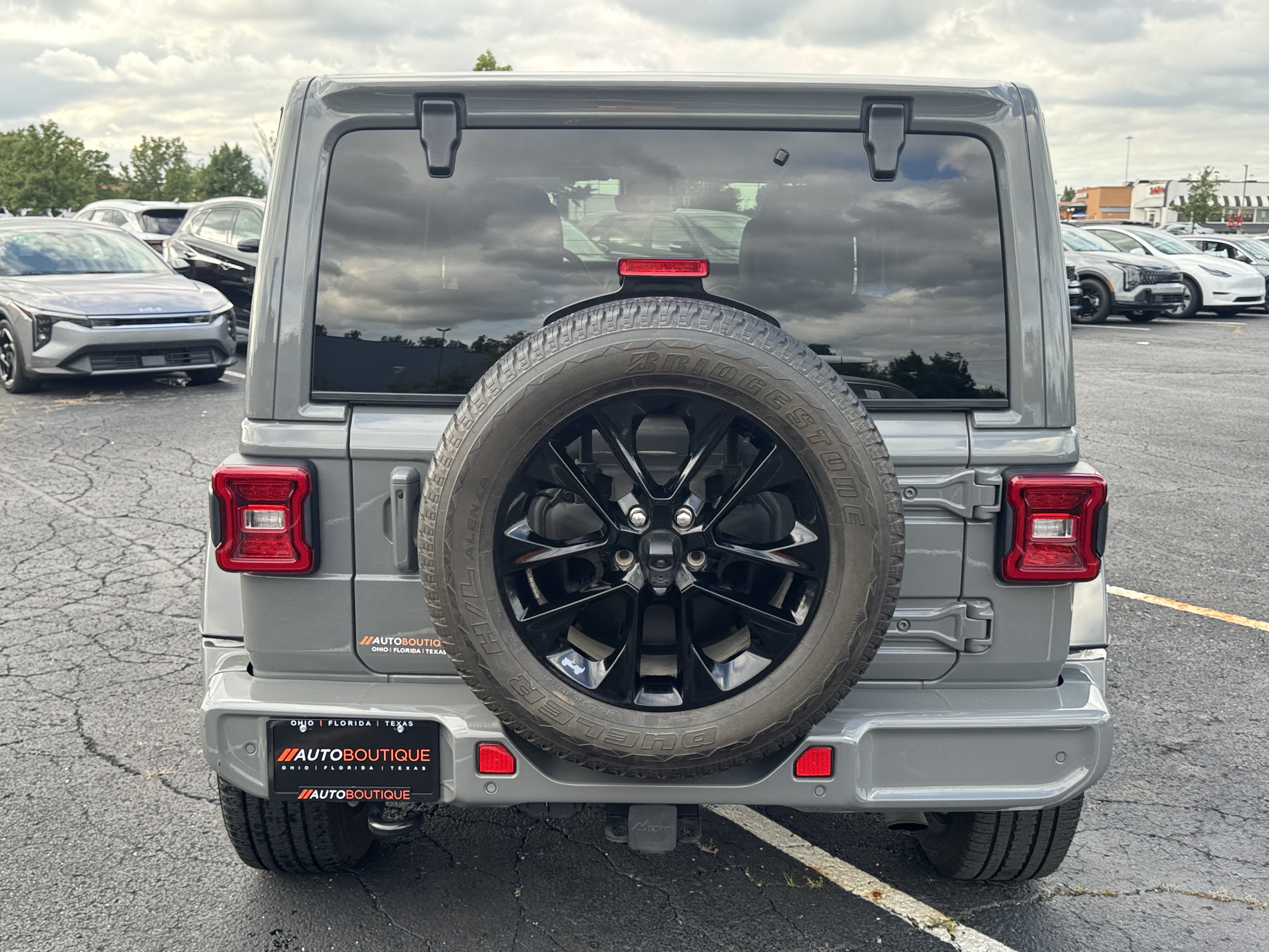 Used 2023 Jeep Wrangler Unlimited Sahara AWD/4WD image 11