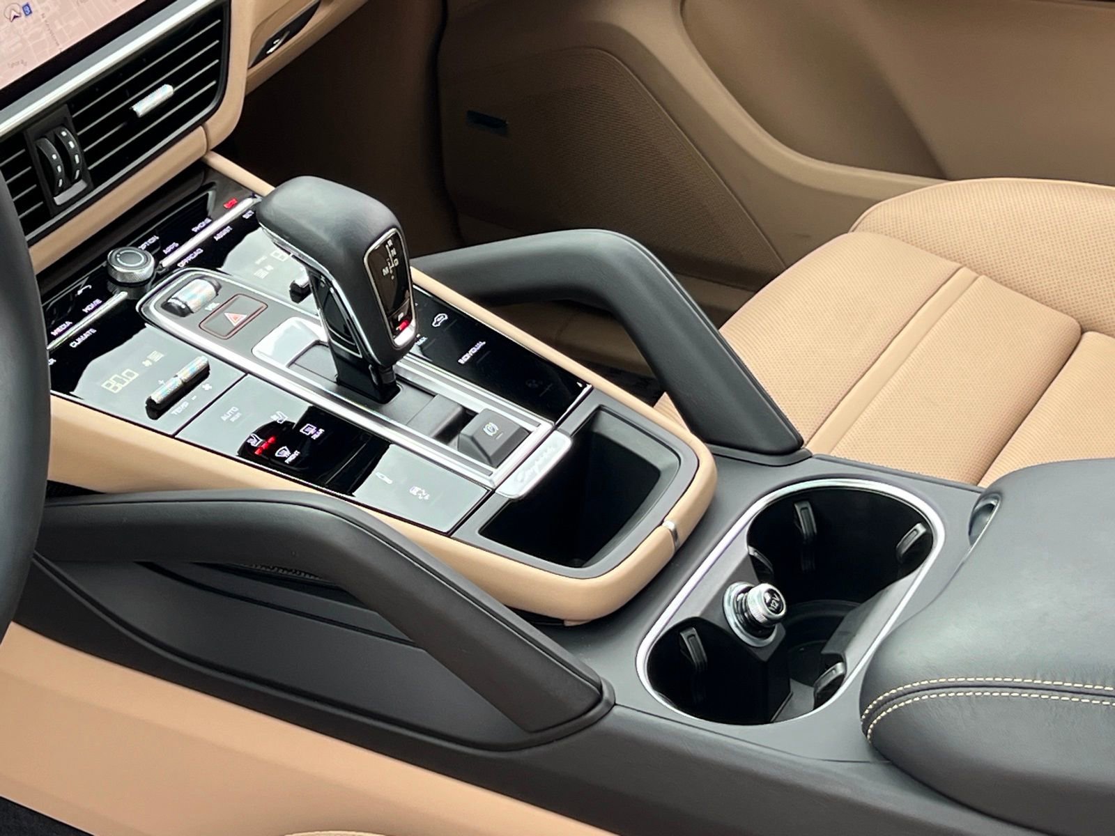 Certified 2023 Porsche Cayenne Platinum Edition image 28