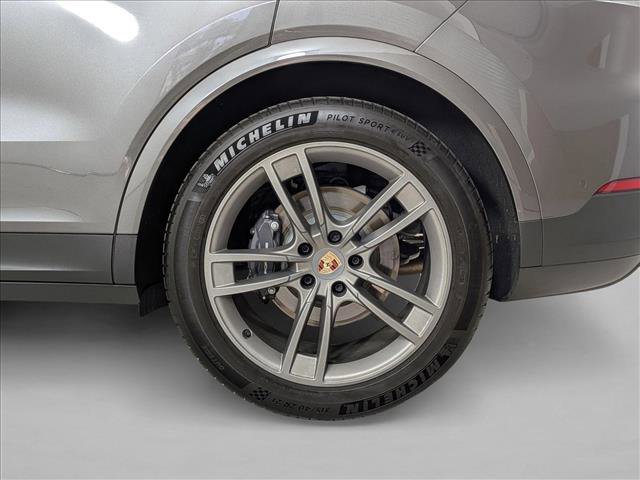 Certified 2025 Porsche Cayenne AWD/4WD image 27