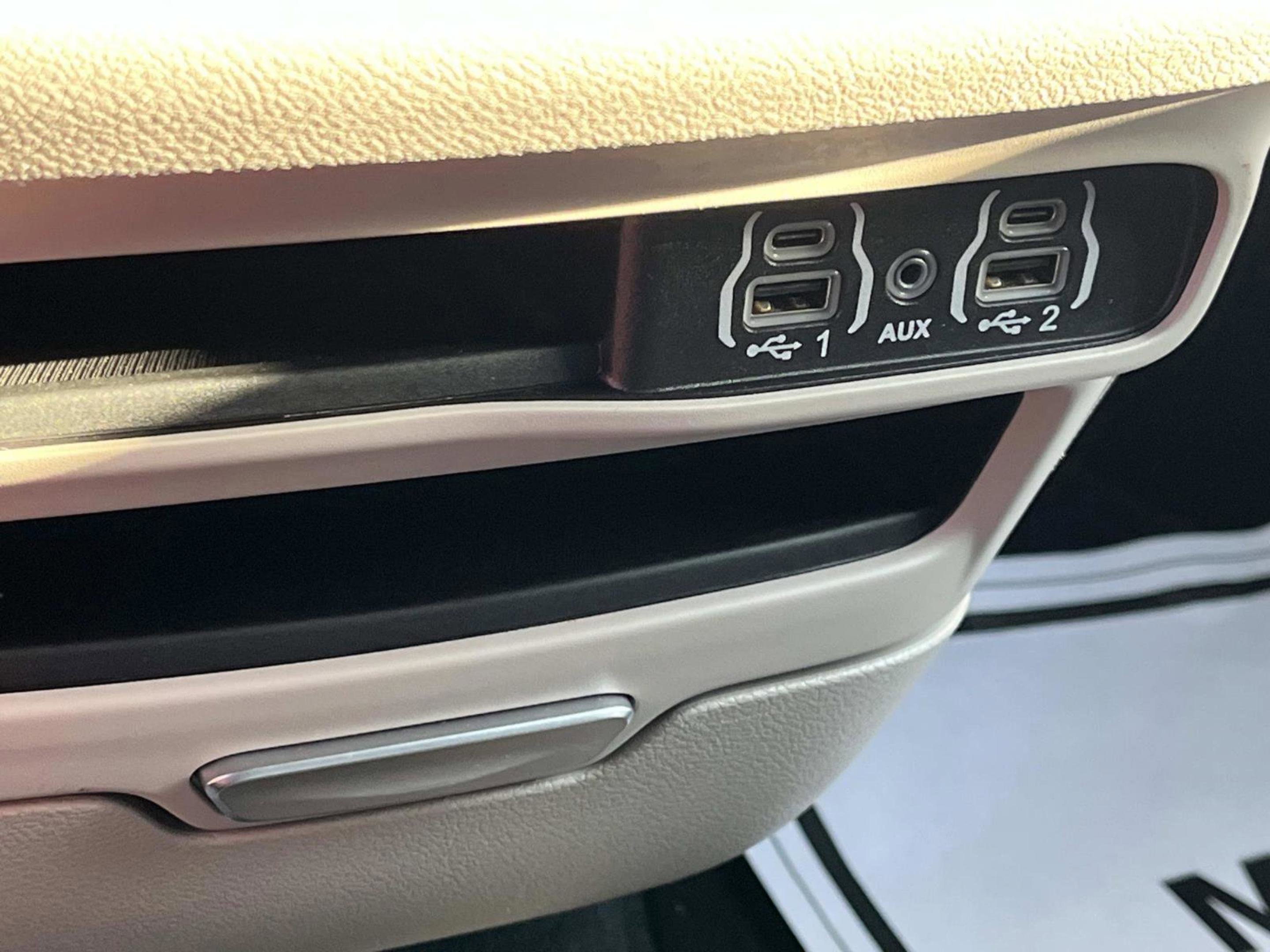 Used 2024 Chrysler Pacifica Touring-L image 37