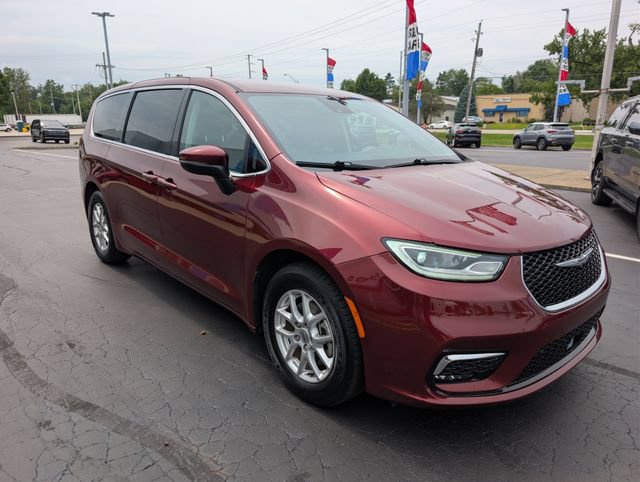 Used 2023 Chrysler Pacifica Touring-L FWD image 7