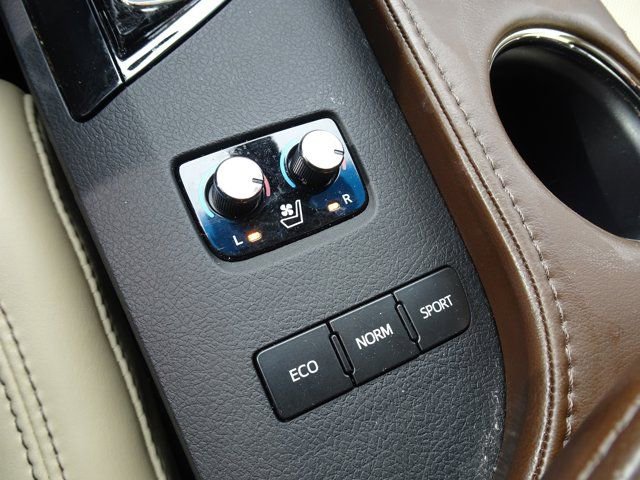 Used 2017 Toyota Avalon Limited image 16