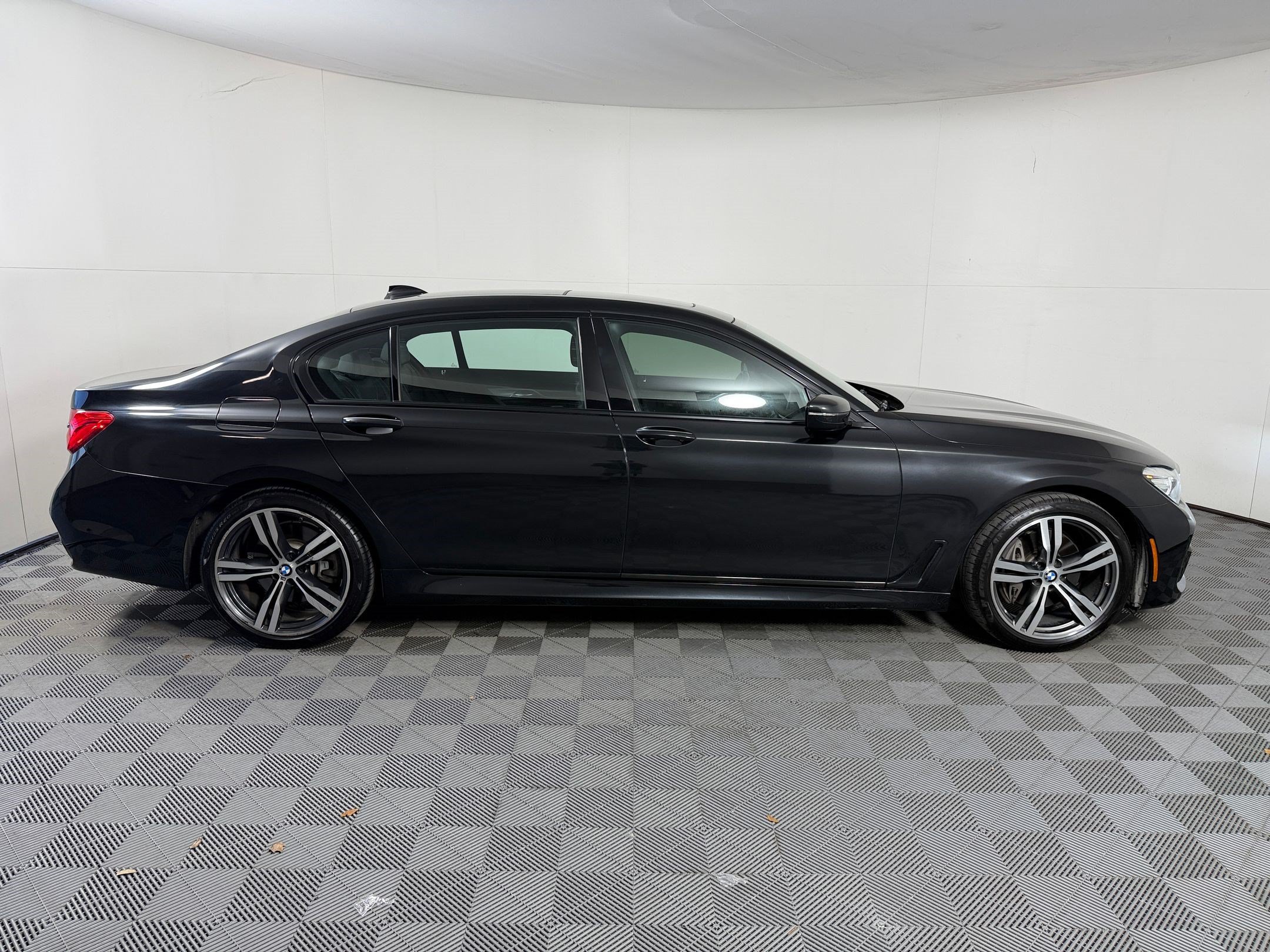 Used 2019 BMW 740i w/ M Sport Package RWD image 8