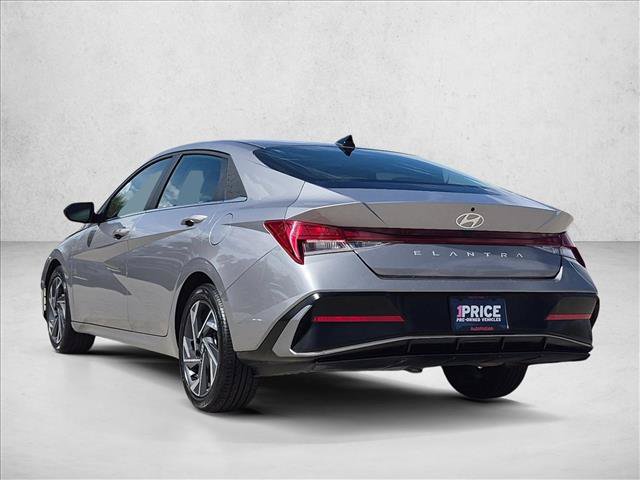 Used 2025 Hyundai Elantra SEL FWD image 8