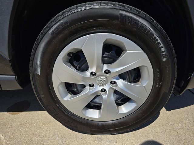 Used 2023 Toyota RAV4 LE AWD/4WD image 17