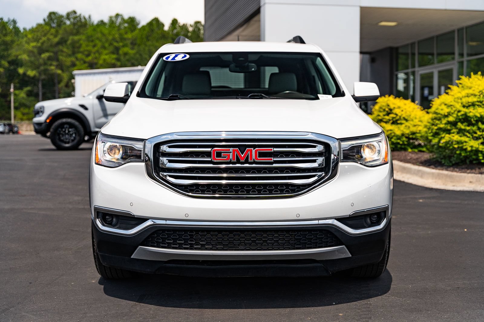 Used 2018 GMC Acadia SLT FWD image 2