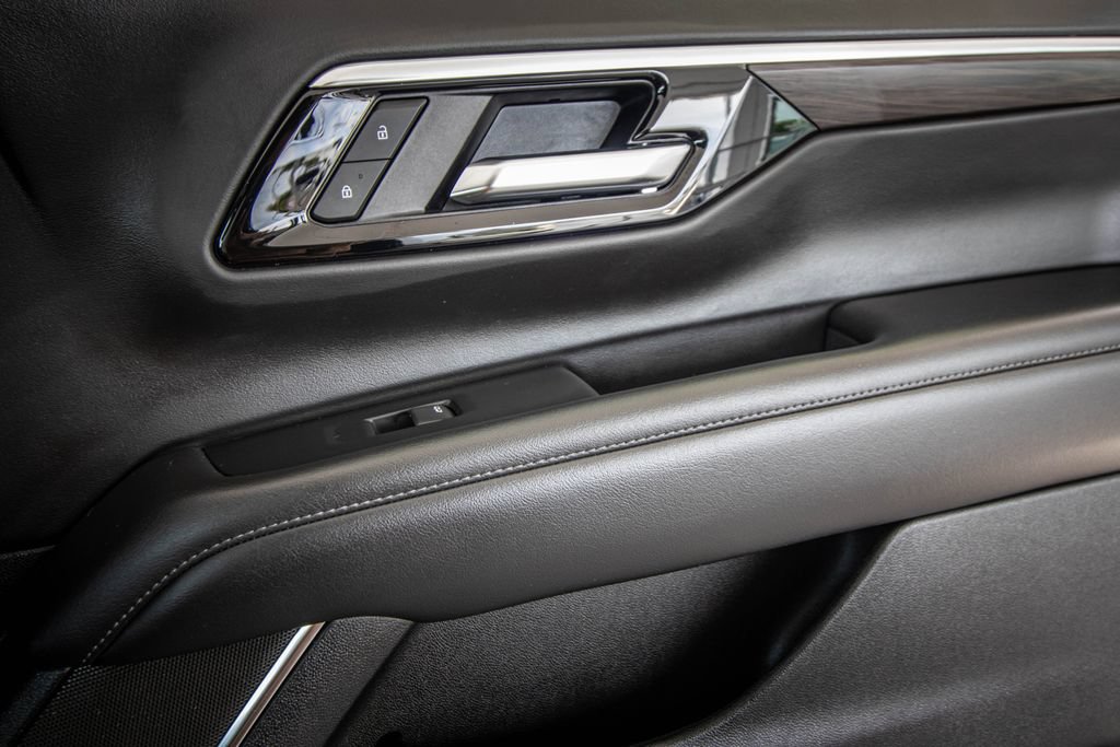 Used 2025 Chevrolet Suburban LT RWD image 18