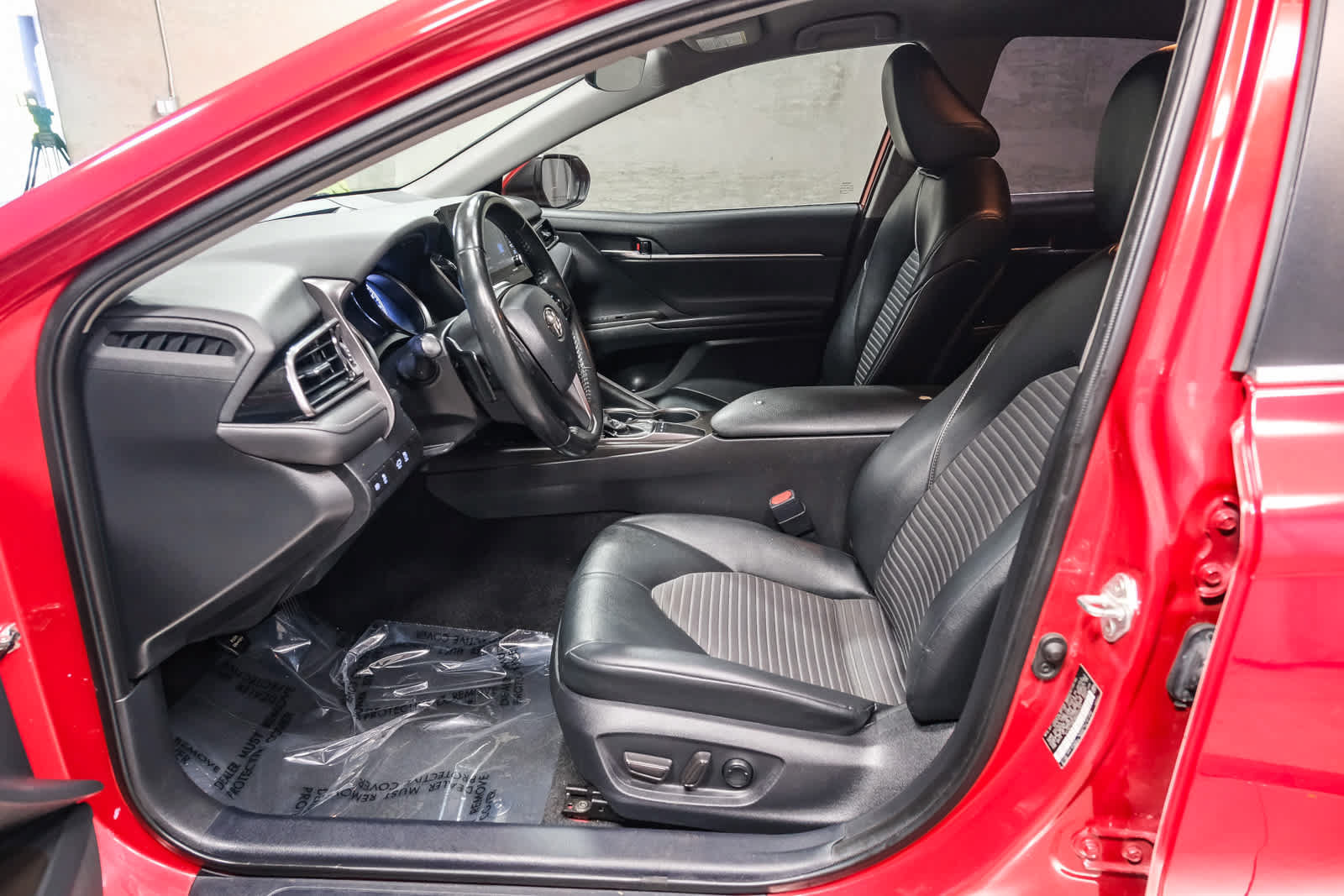 Used 2022 Toyota Camry SE w/ Carpet Mat Package (TMS) FWD image 24