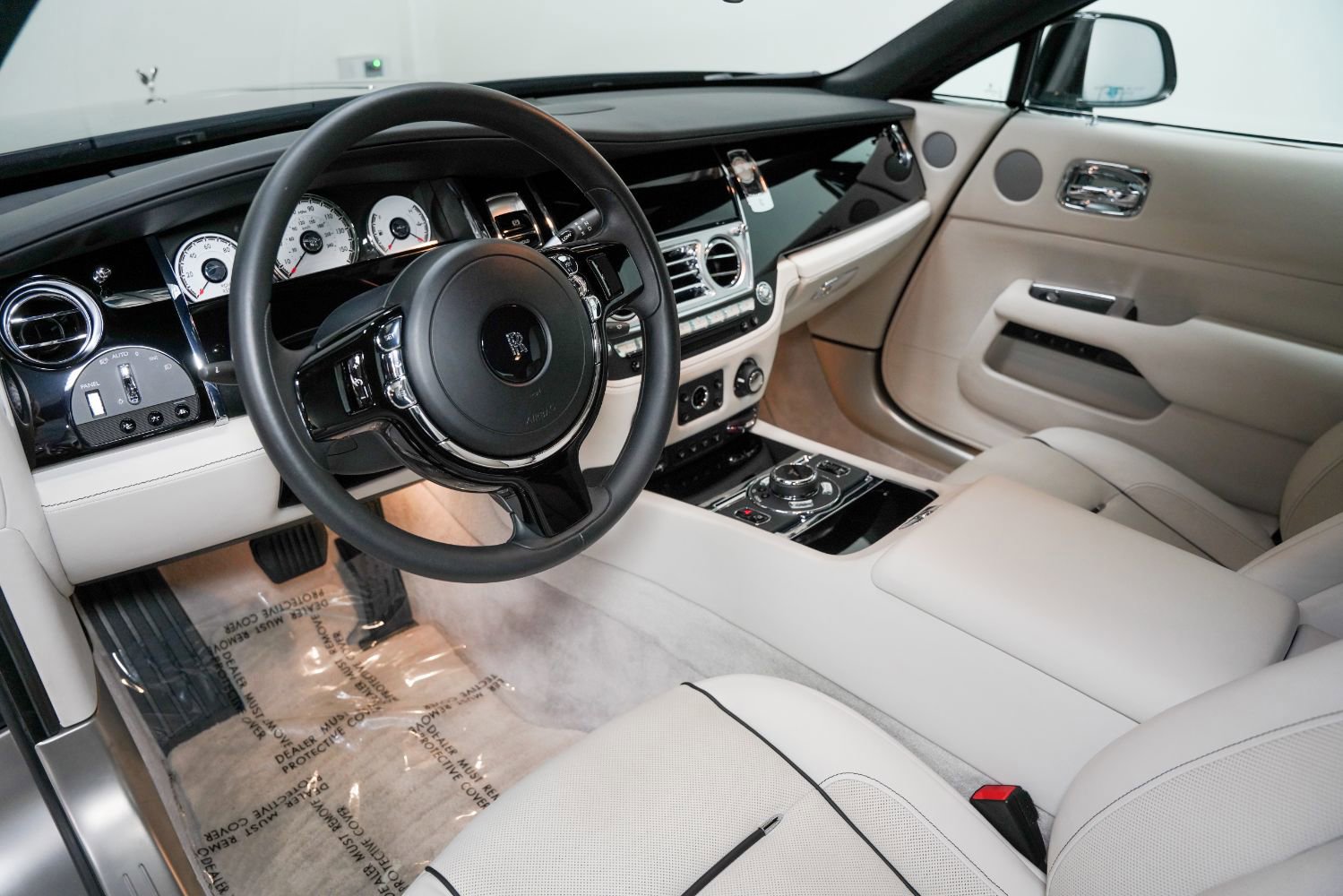 Used 2017 Rolls-Royce Wraith image 2