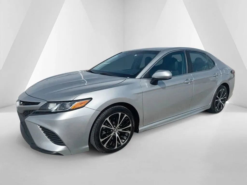 Used 2018 Toyota Camry SE FWD image 3
