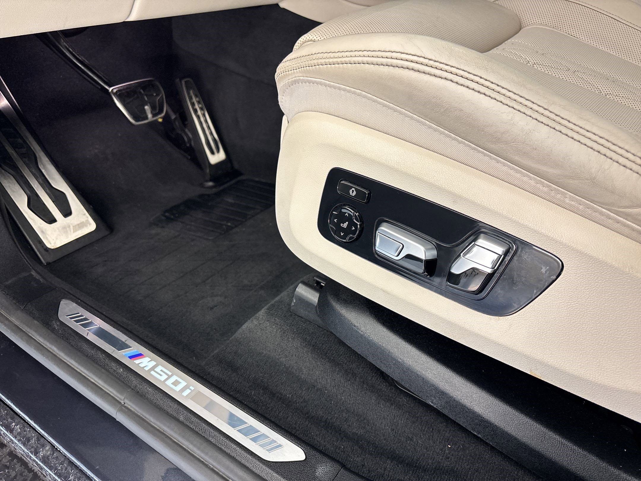 Used 2021 BMW X7 M50i w/ Dynamic Handling Package AWD/4WD image 12