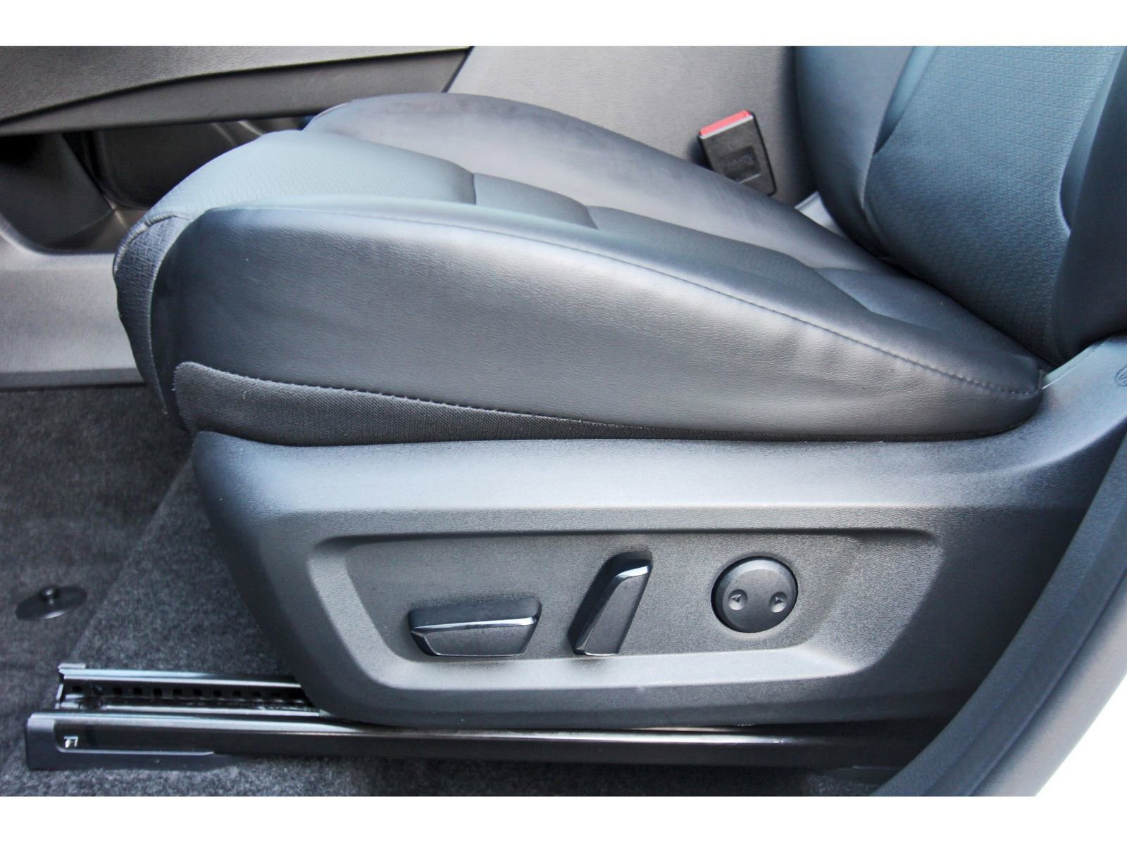 Used 2024 Nissan Rogue SV w/ SV Premium Package image 28