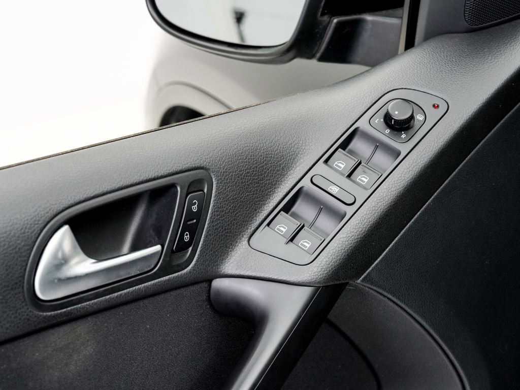 Used 2013 Volkswagen Tiguan S image 8