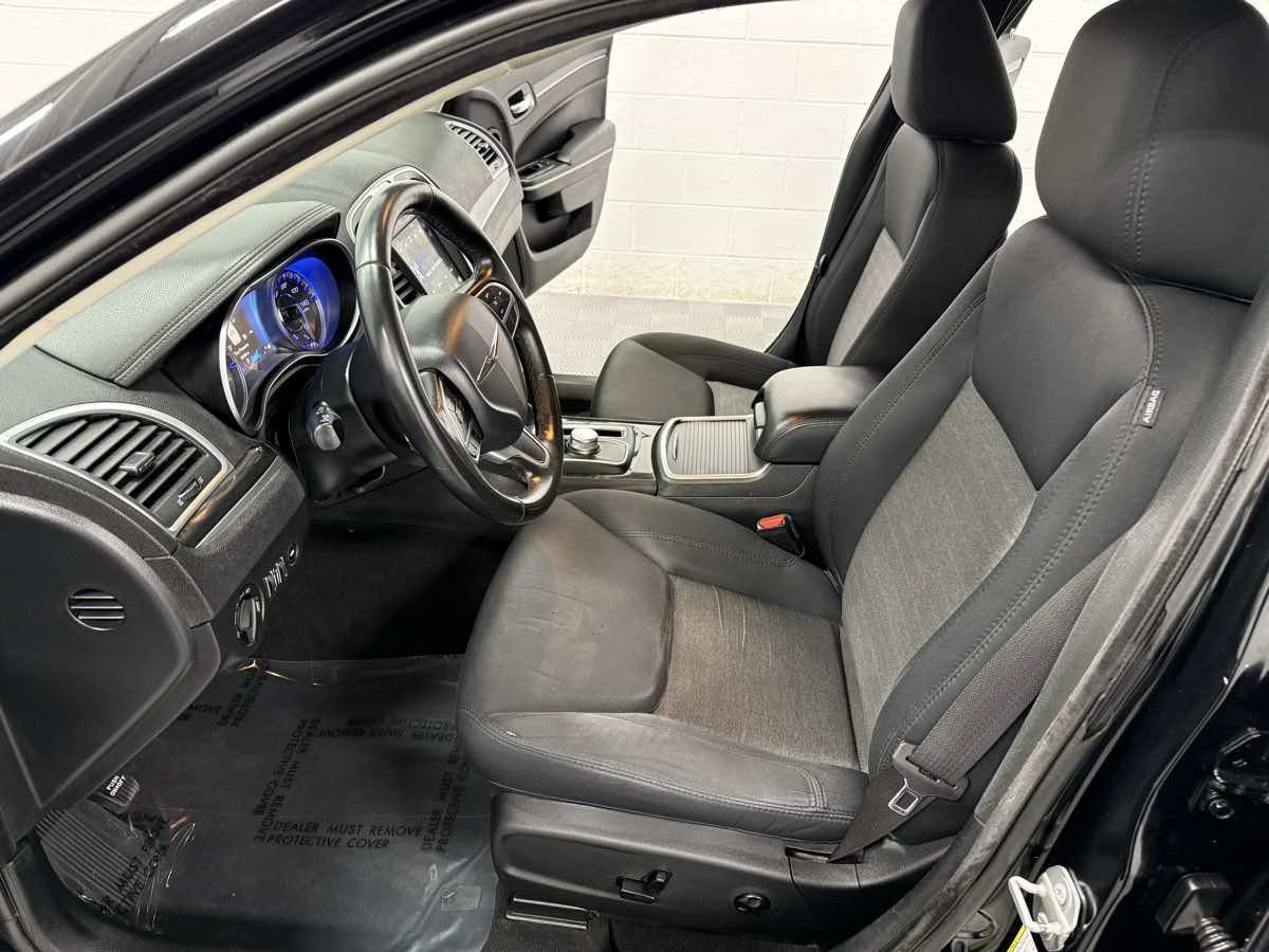 Used 2019 Chrysler 300 Touring w/ Sport Appearance Package image 10
