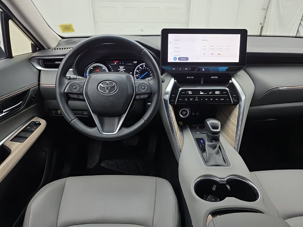 Used 2024 Toyota Venza XLE image 16