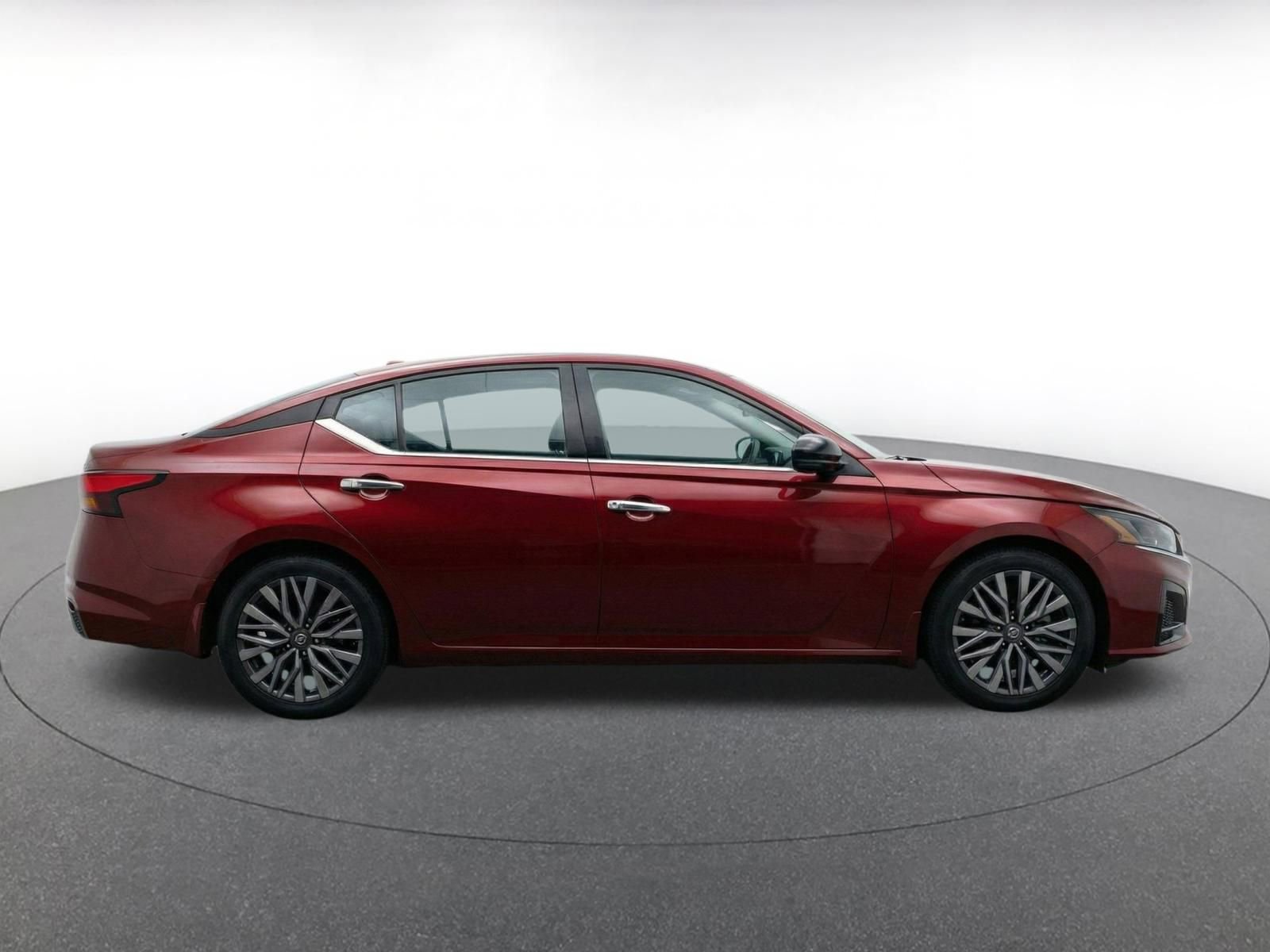 Used 2025 Nissan Altima 2.5 SV FWD image 10