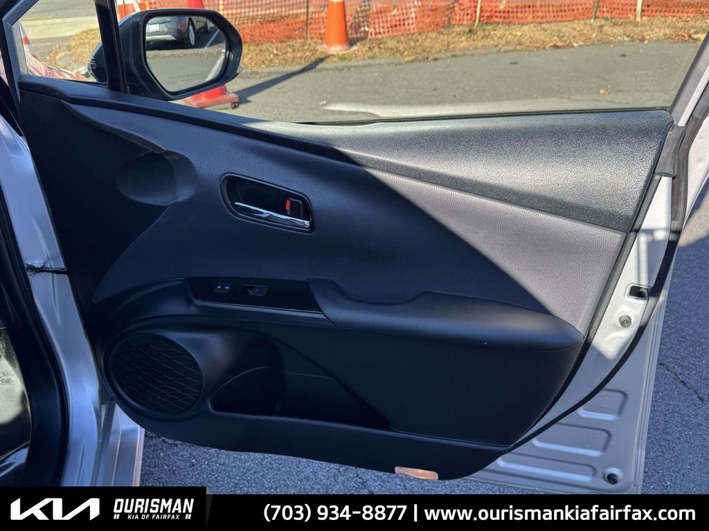 Used 2022 Toyota Prius LE image 16