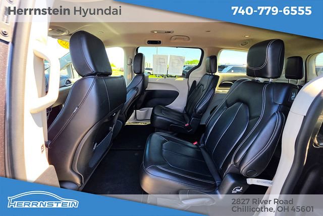 Used 2023 Chrysler Pacifica Touring-L FWD image 23