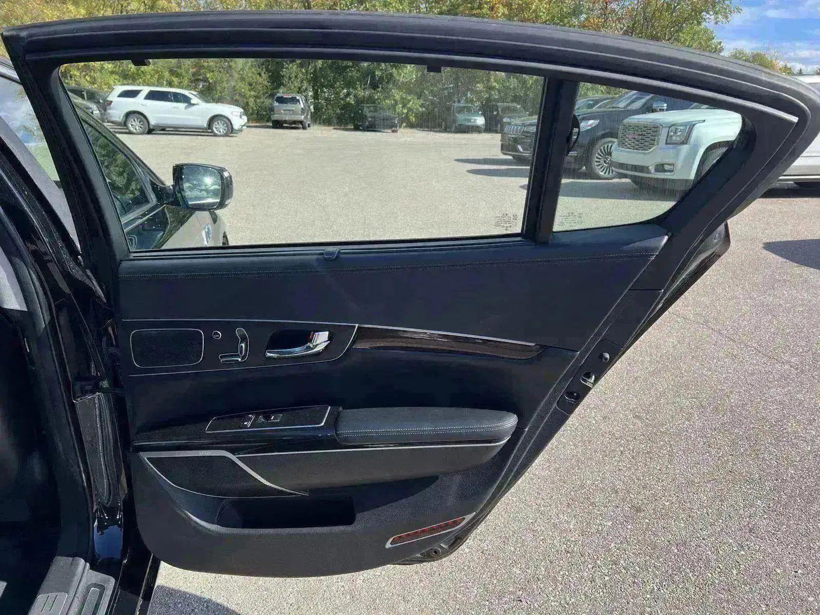 Used 2016 Kia K900 Luxury w/ VIP Plus Package image 28