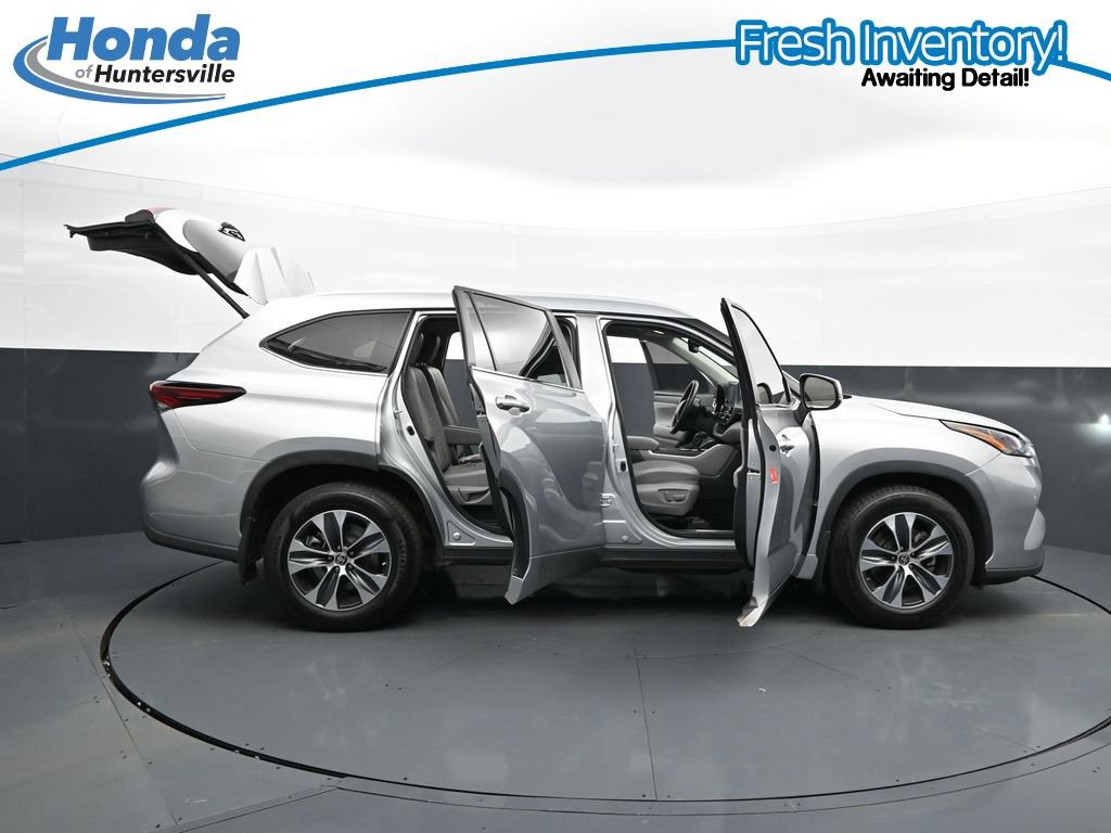 Used 2024 Toyota Highlander XLE FWD image 43