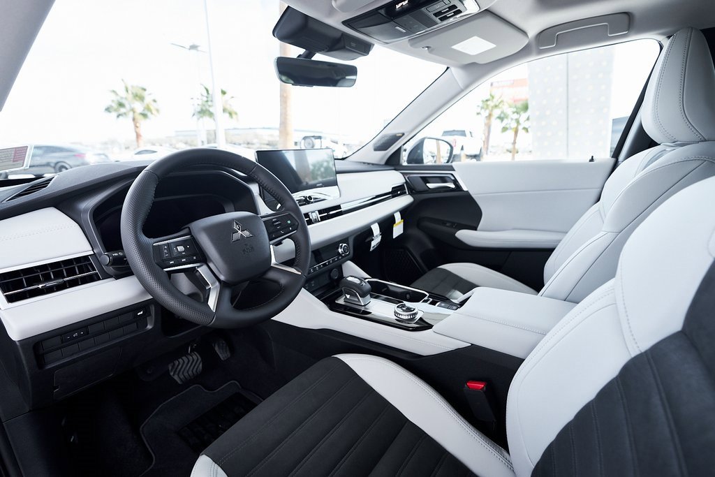 New 2025 Mitsubishi Outlander SE image 2